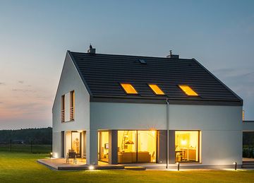 Haus mit Strom bei Nacht