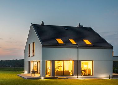 Haus mit Strom bei Nacht