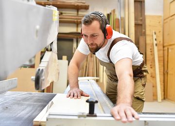 Tischler bei der Arbeit